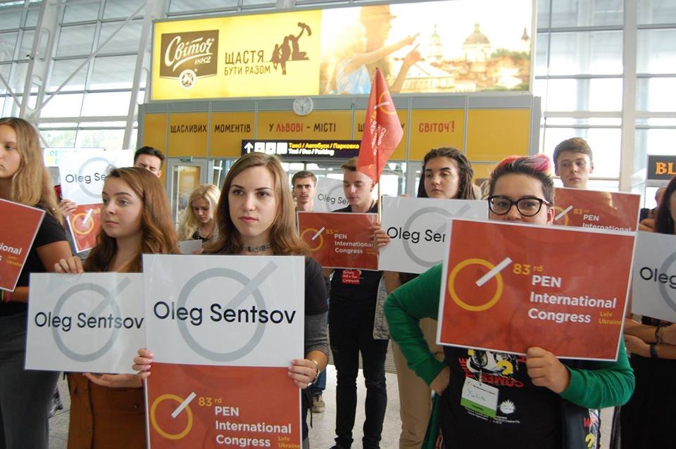 The PEN club meeting in Lviv started out from a flashmob of volunteers in support of Oleg Sentsov. Photo: zaxid.net