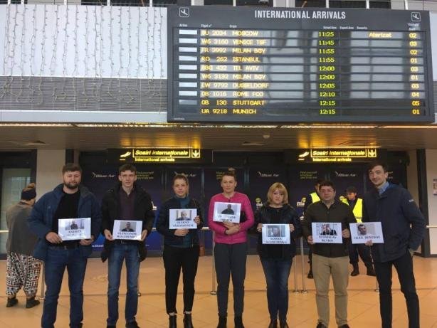 "Pointless waiting": flashmobs for Ukrainian political prisoners held in 11 international airports