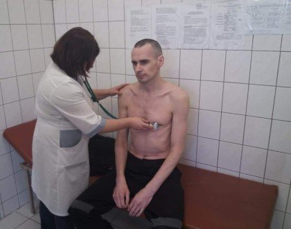 Imprisoned Ukrainian filmmaker Oleg Sentsov stops hunger strike on day 145